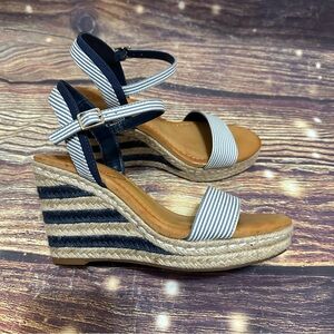 Kelly & Katie Navy & White Gwennan Espadrille Wedge Sandals. 7M. GUC.